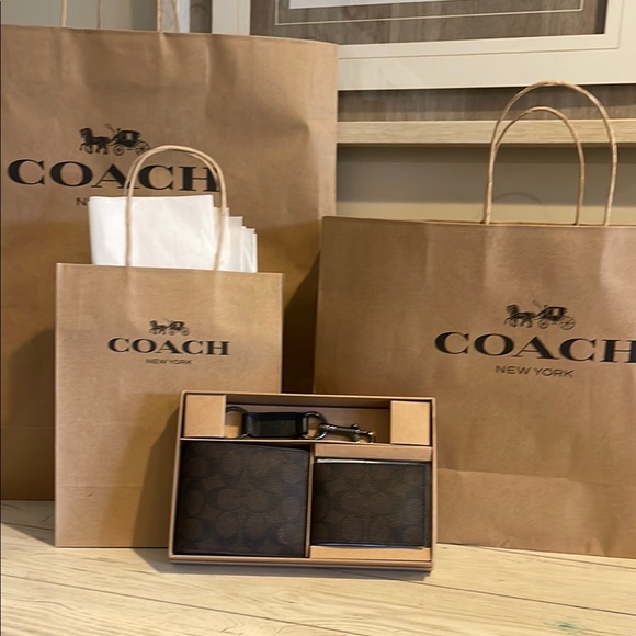 COACH Men’s Wallet. Gift Set, Keychain, Cardholder, Coach Box, & Bag. - Picture 2 of 9